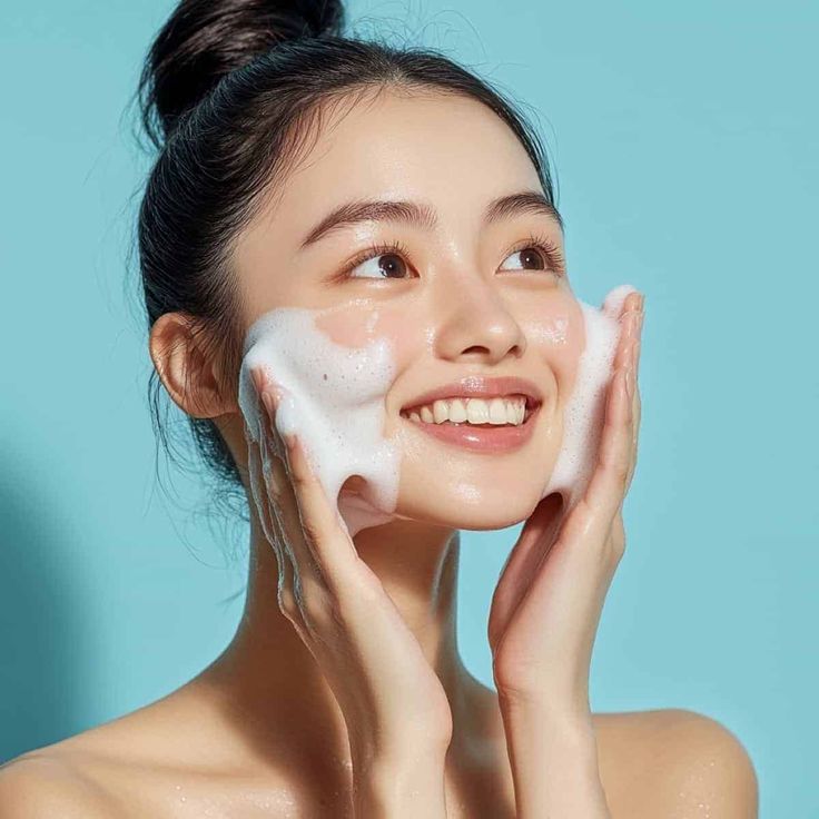 Hãy ưu tiên những loại sữa rửa mặt dịu nhẹ, cân bằng pH, giúp làm sạch mà vẫn giữ lại độ ẩm tự nhiên của da.